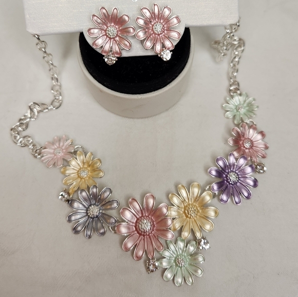 Pastel Dasies Necklace - Picture 2 of 5